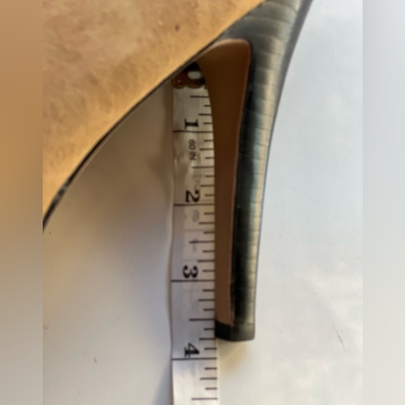 Vince Camuto suede Heel. - Picture 2 of 10